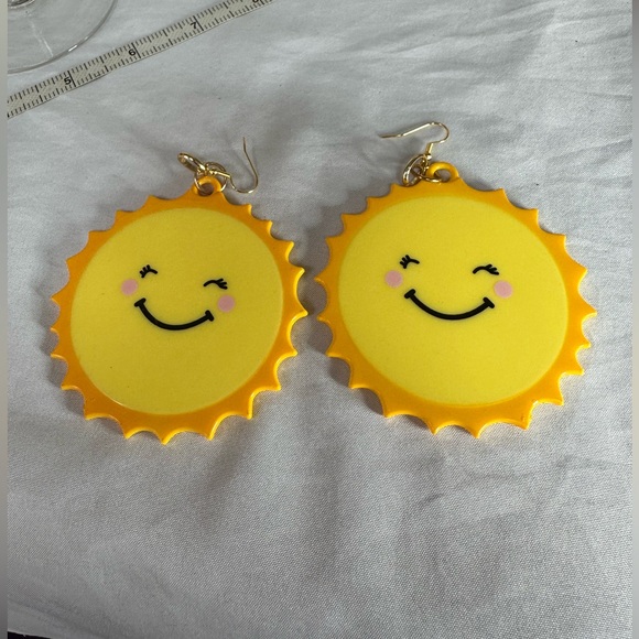 Large fun smiling sunshine yellow earrings - Picture 5 of 5
